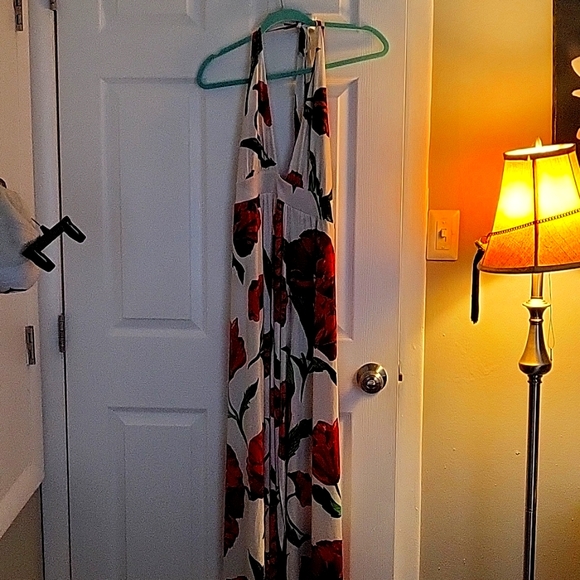 Beautiful dress. Has flap that opens in front to show off your legs! - Picture 1 of 3